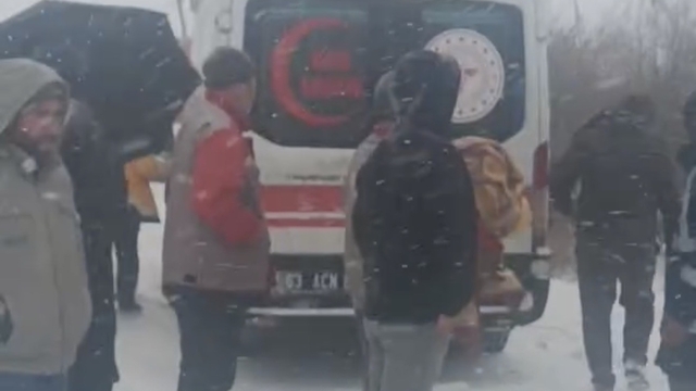 Karda zamana karşı yarış
Hasta, battaniyeyle taşınıp ambulansa ulaştırıldı