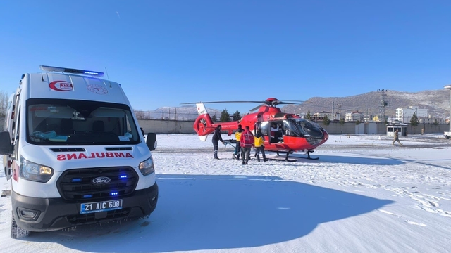 Diyarbakır'da ambulans helikopter ve paletli ambulans hasta bebek ile 1 çocuk için seferber oldu