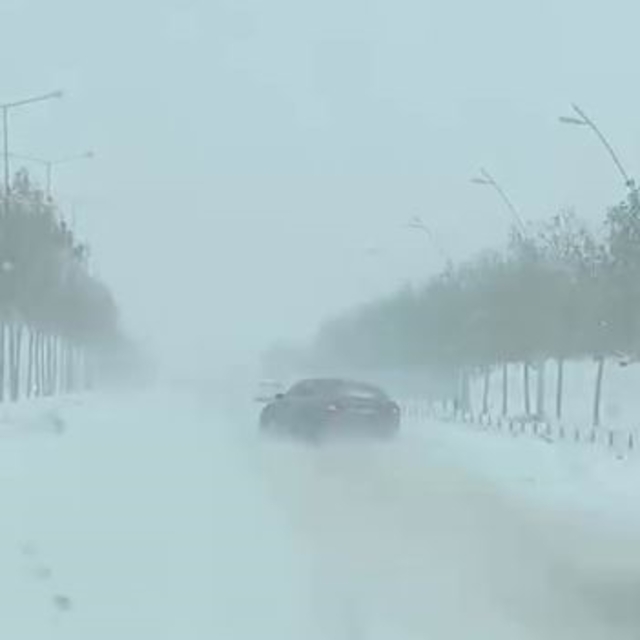 Kayganlaşan yolda kaza kıl payı atlatıldı