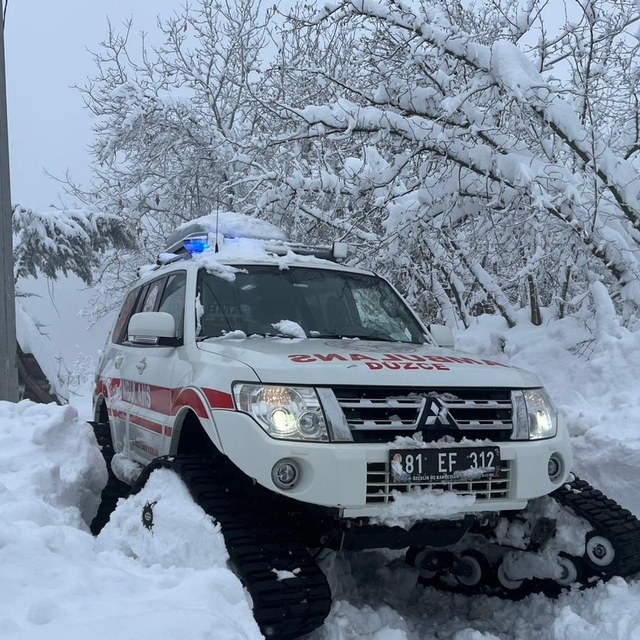 Kar nedeniyle yolu kapanan köydeki hastaya paletli ambulansla ulaşıldı