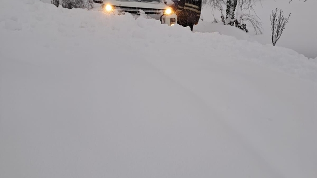 Batı Karadeniz'de kışa meydan okuyan enerji mesaisi
Direklerde buz, sırtlarda yük: Karabük'te kesintisiz enerji mücadelesi
Paletli araçlar durdu, ekipler yürüdü: Karabük'te zorlu enerji operasyonu
