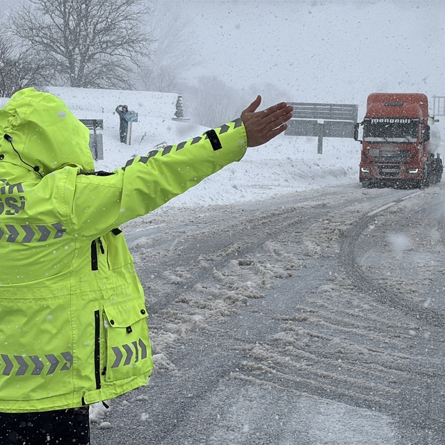 Bolu Dağı'nda D-100 kara yolunun İstanbul yönü ağır tonajlı araç trafiğine...
