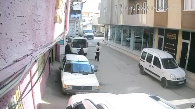 Ekmek arabasının kapısı böyle yere serdi