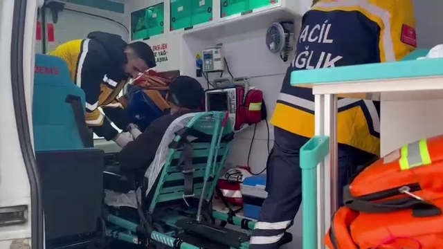 Gercüş'te hasta vatandaş, ambulans ve mahsur kalan araçlar kurtarıldı