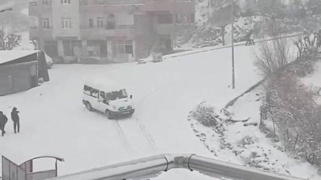 Kayarak üzerine gelen minibüsü gördü, manevrasıyla kazadan kurtuldu