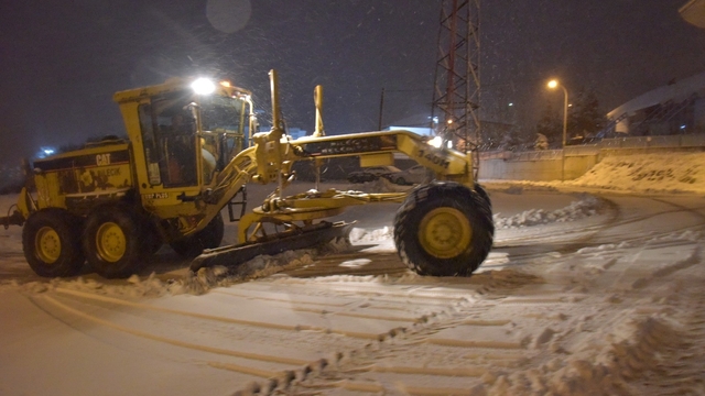 Bilecik'te belediye ekiplerinin sabaha saatlerinde yoğun kar mesaisi