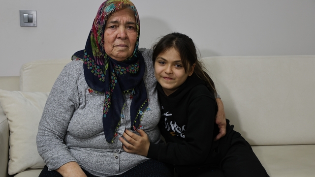 Depremzedeler yeni yıla yeni evlerinde giriyor
Depremzede Elif Toyguş: "Evden çorapsız indik, kafamızı sokacak bir yuvamız oldu"