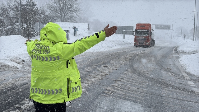 Bolu Dağı'nda D-100 kara yolunun İstanbul yönü ağır tonajlı araç trafiğine kapatıldı