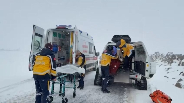 Şanlıurfa'da kar nedeniyle yolları kapanan mahallerdeki hastalar, paletli ambulansla nakledildi