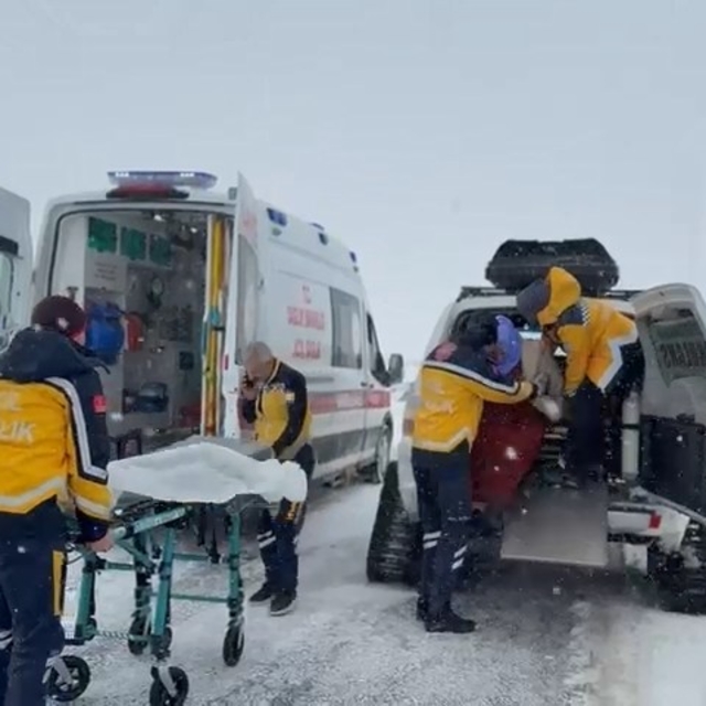 Şanlıurfa'da kar nedeniyle yolları kapanan mahallerdeki hastalar, paletli a...