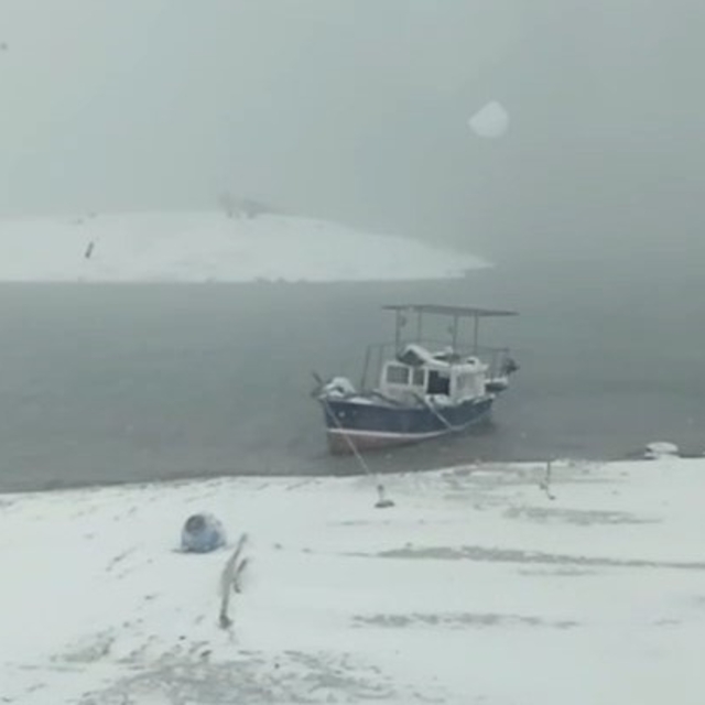 Yoğun kar ve sis balıkçıları durdurdu: Tekneler kıyıya çekildi