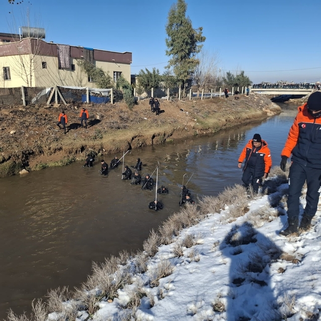 3 çocuğun öldüğü kazada kanalda kaybolan sürücüyü arama çalışmalarında 3'ün...