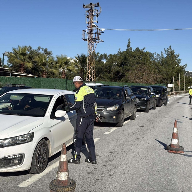 Bodrum'da yılbaşı öncesi tedbirler arttı; ilçeye son 24 saatte 10 bin araç...