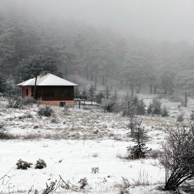 Manisa'da seyirlik kar manzarası