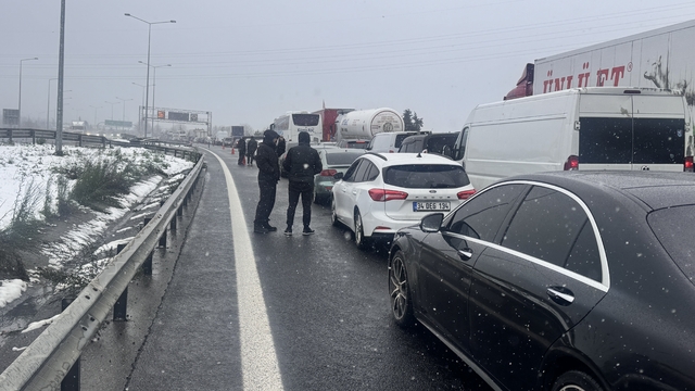 Anadolu Otoyolu Ankara istikameti makaslayan tır nedeniyle ulaşıma kapatıldı