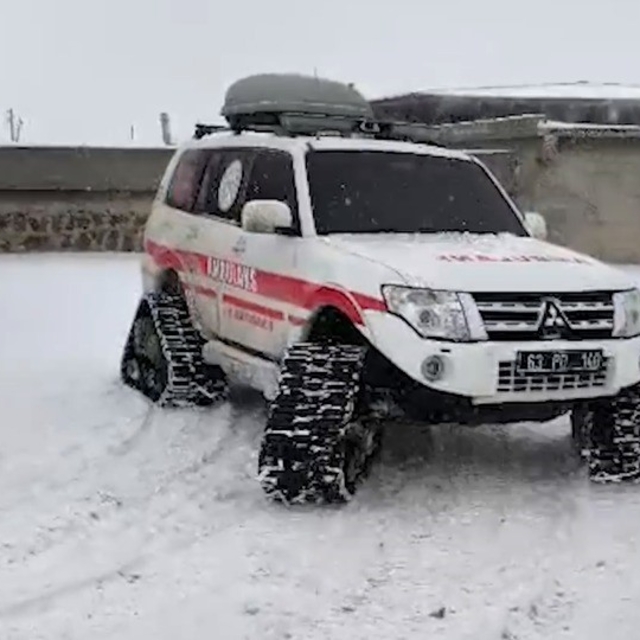 Şanlıurfa'da hastalar paletli ambulanslarla hastaneye ulaştırıldı