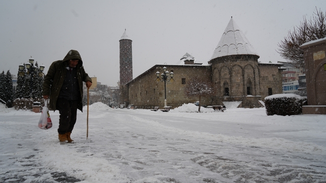 Erzurum kara teslim
Yılbaşı öncesi kar sürprizi
