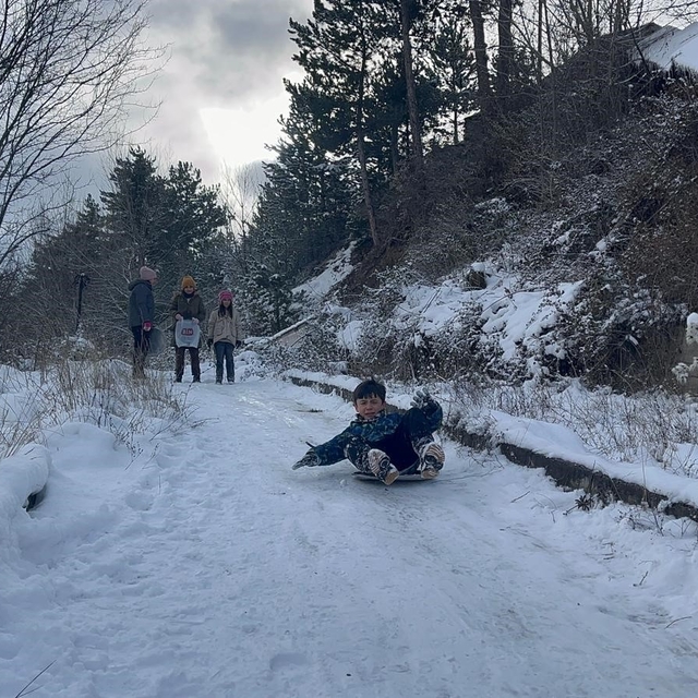 Çocuklar karın tadını poşetlerle kayarak çıkardı
Kastamonu'da kar yağışı yü...
