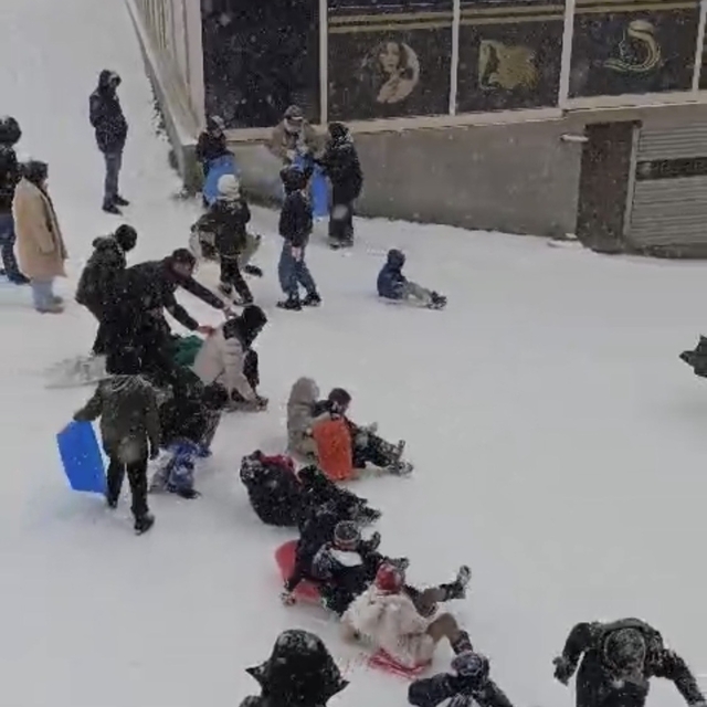 Çermik'te karın yağışına en çok çocuklar sevindi