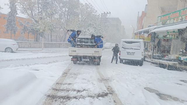 Eyyübiye Belediyesi ekiplerinin karla mücadelesi sürüyor