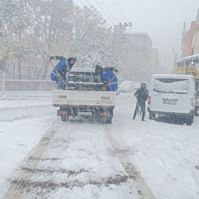 Eyyübiye Belediyesi ekiplerinin karla mücadelesi sürüyor