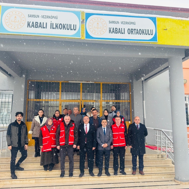 Türk Kızılay Vezirköprü'de 88 öğrenciyi giydirdi