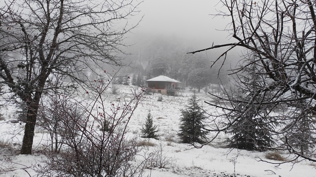 Manisa'nın yüksek kesimlerinde kartpostallık kar manzaraları