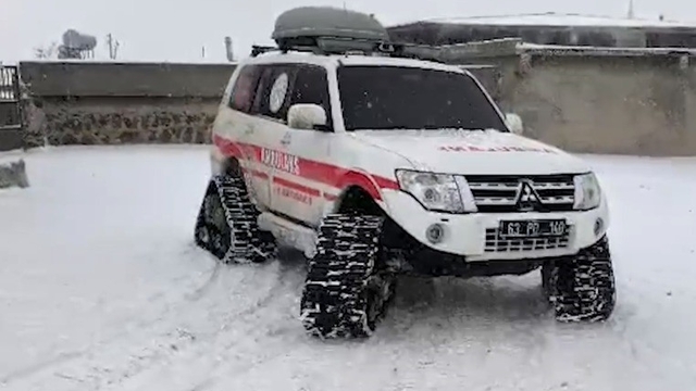 Şanlıurfa'da hastalar paletli ambulanslarla hastaneye ulaştırıldı