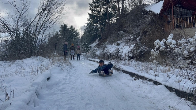 Çocuklar karın tadını poşetlerle kayarak çıkardı
Kastamonu'da kar yağışı yüksek rakımlı bölgelerde devam ediyor