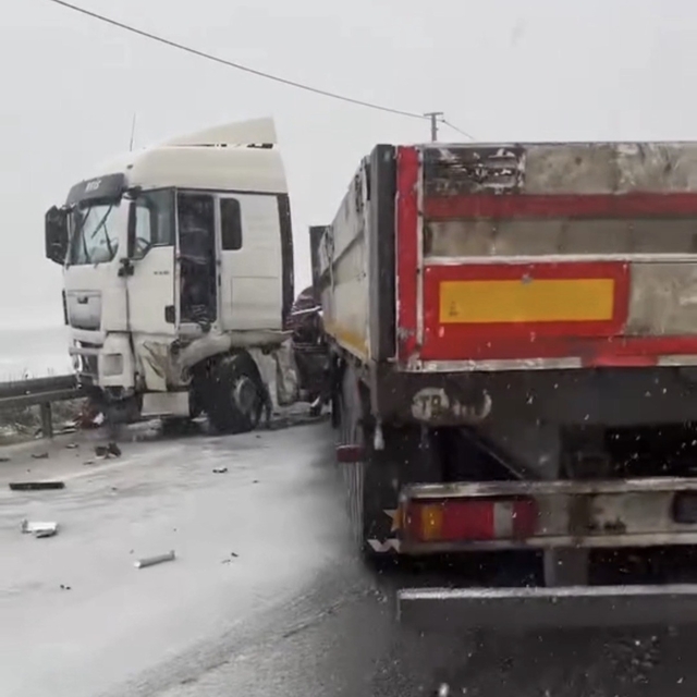 Düzce'de tır makaslaması çevre yolunu kapattı