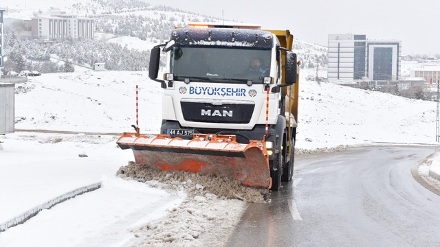 Malatya'da karla mücadele sürüyor