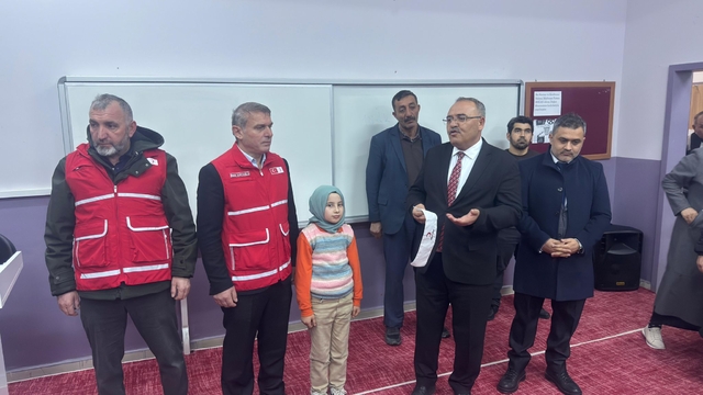 Türk Kızılay'dan öğrencilere kış yardımı