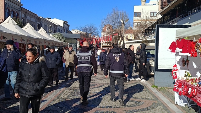 Edirne polisi işlek noktalarda güvenliği arttırdı
Polis ekiplerinden yılbaşı öncesi "huzur uygulaması"
Edirne'de polis ekiplerinden, Saraçlar Caddesi'nde GBT sorgusu
