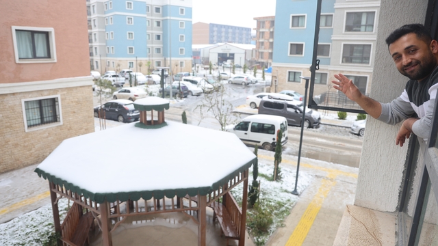 Depremde onlarca insana mezar olan 600 konutlarda yeni yuvalarına kavuşan vatandaşlar, 2026'yı sıcak yuvalarında karşılıyor
Beşir Duman: "Rabbim devletimize zarar vermesin, biz kendimizi çok şanslı hissediyoruz"