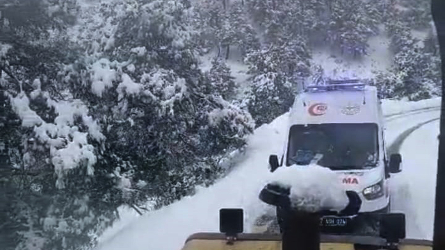 Kar nedeniyle kapanan yol, iş makinesiyle açılarak hastaneye ulaştırıldı