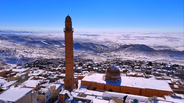 Mardin'de 140 yerleşim yerinin yolu kardan kapandı