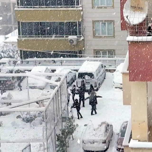 Kar yağışını, müzik eşliğinde oynayarak kutladılar