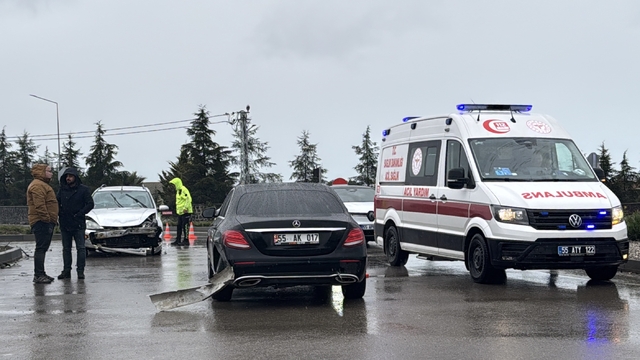 Samsun'da iki otomobilin çarpıştığı kazada 2 kişi yaralandı