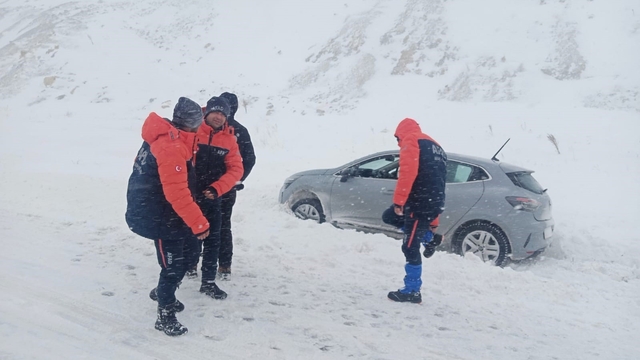 Kayseri'de AFAD ekipleri mahsur kalan araçlara yardıma koştu