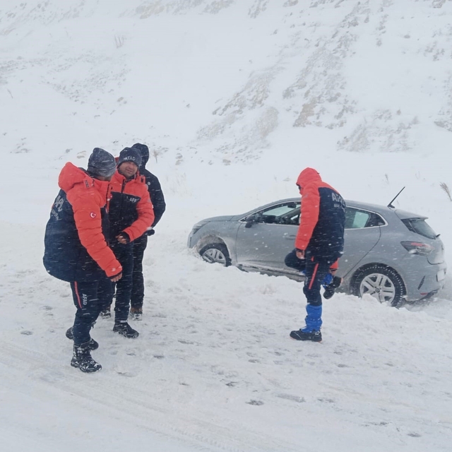 Kayseri'de AFAD ekipleri mahsur kalan araçlara yardıma koştu