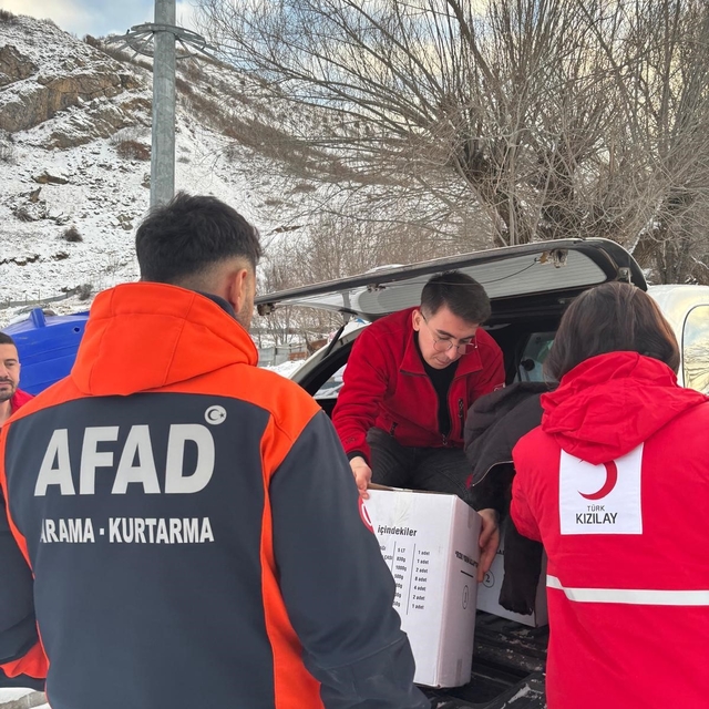 Kızılay, AFAD ve gönüllüler, Tunceli'nin zorlu kış şartlarında ihtiyaç sahi...
