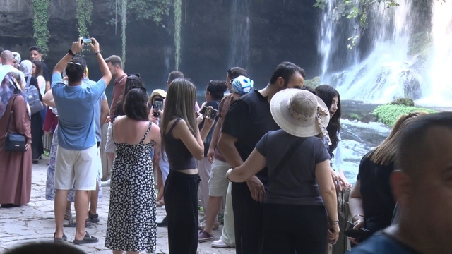 Antalya'nın simgelerinden Düden Şelalesi, 2025'te yaklaşık 900 bin ziyaretçiyi ağırladı