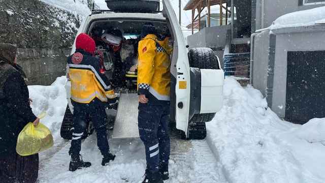 Yoğun kar yağışına rağmen Acil Sağlık ekipleri görev başında
Solunum sıkıntısı çeken hastaya paletli ambulans ile gitti
