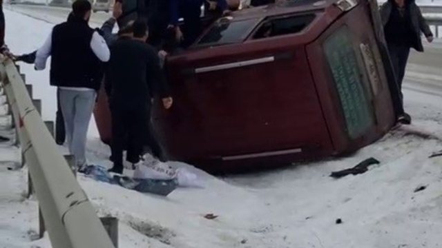 Erzurum'da kar ve tipi ulaşımı durma noktasına getirdi