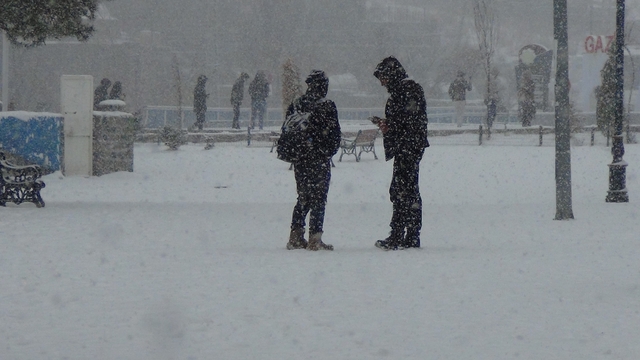 Kars'ta yoğun kar yağışı: Vatandaşlar kar altında halay çekti