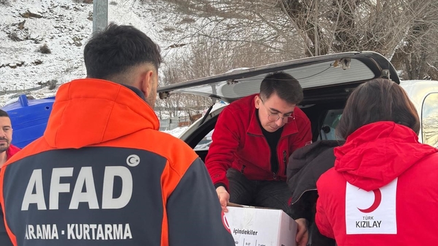 Kızılay, AFAD ve gönüllüler, Tunceli'nin zorlu kış şartlarında ihtiyaç sahiplerine ulaştı