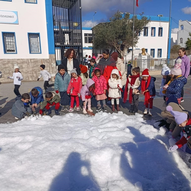 Bodrum'da öğrencilere yapay kar sürprizi