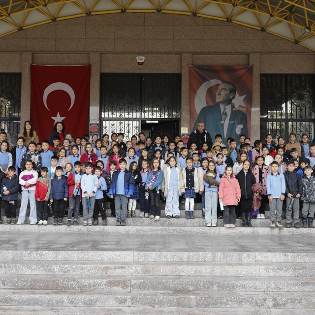 Aydın Büyükşehir Belediyesi minik öğrencileri tiyatro ile buluşturdu