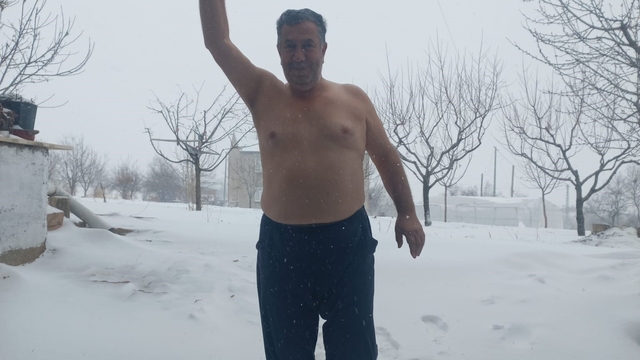 Kar sevinciyle üstsüz dışarı çıktı