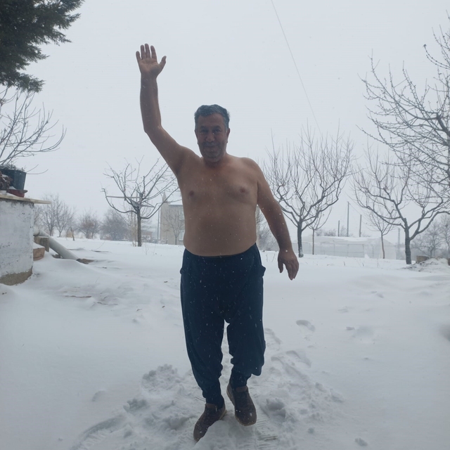 Kar sevinciyle üstsüz dışarı çıktı